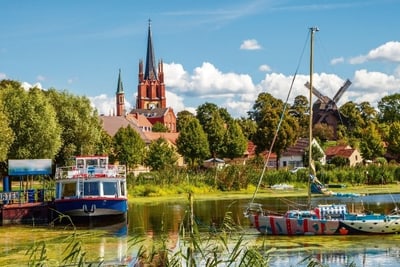 Havelland Mit Grünem See, Schiffen Und Einer Roten Kirche Im Hintergrund