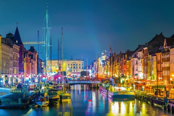 Grachte mit Schiffen in Kopenhagen bei Nacht