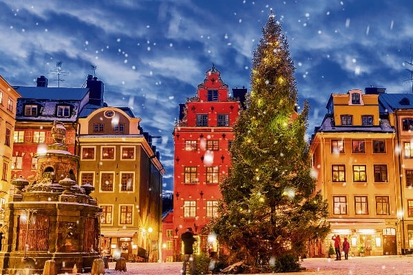 Gamelstadt in Stockholm mit Weihnachtsbaum am Abend