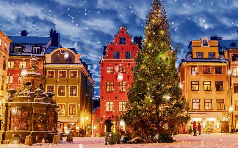 Gamelstadt in Stockholm mit Weihnachtsbaum am Abend