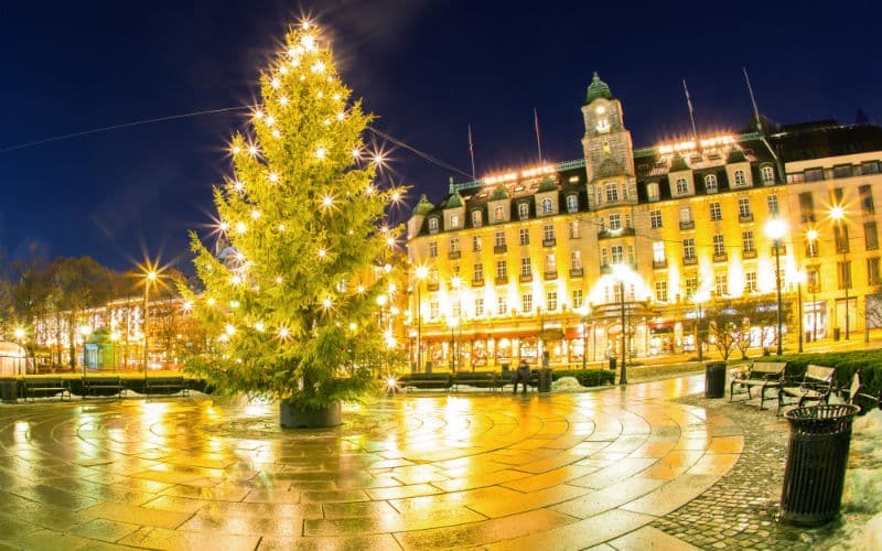 leuchtender Weihnachtsbaum in Oslo