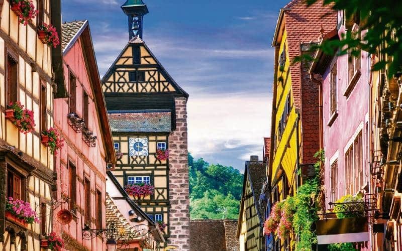 Eine Gasse in der Altstadt von Riquewihr mit farbigen Rigelhäusern