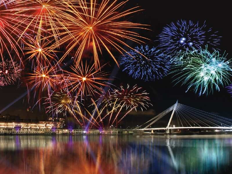 Feuerwerk über dem Fluss von Rotterdam