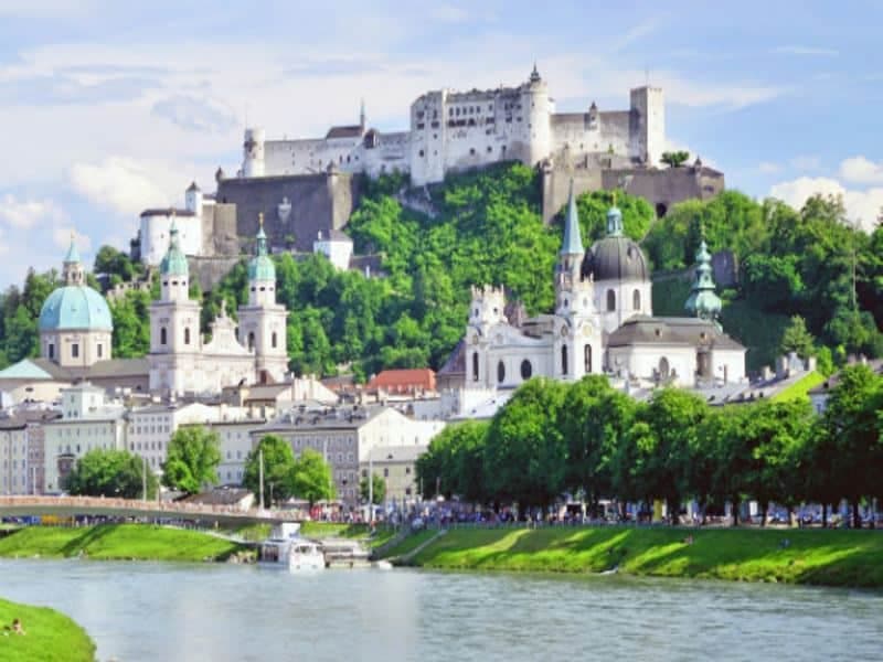 Schloss Salzburg mit Fluss